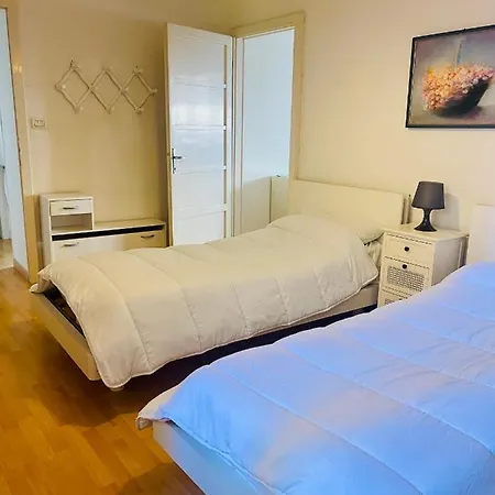 Alexa House Front شقة *